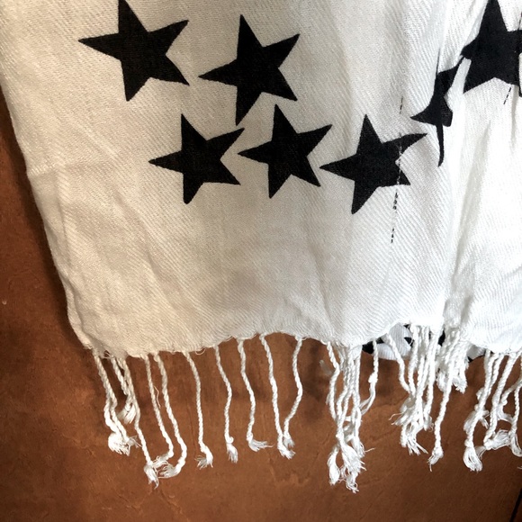Delia’s Star Fringe Scarf - Picture 2 of 6
